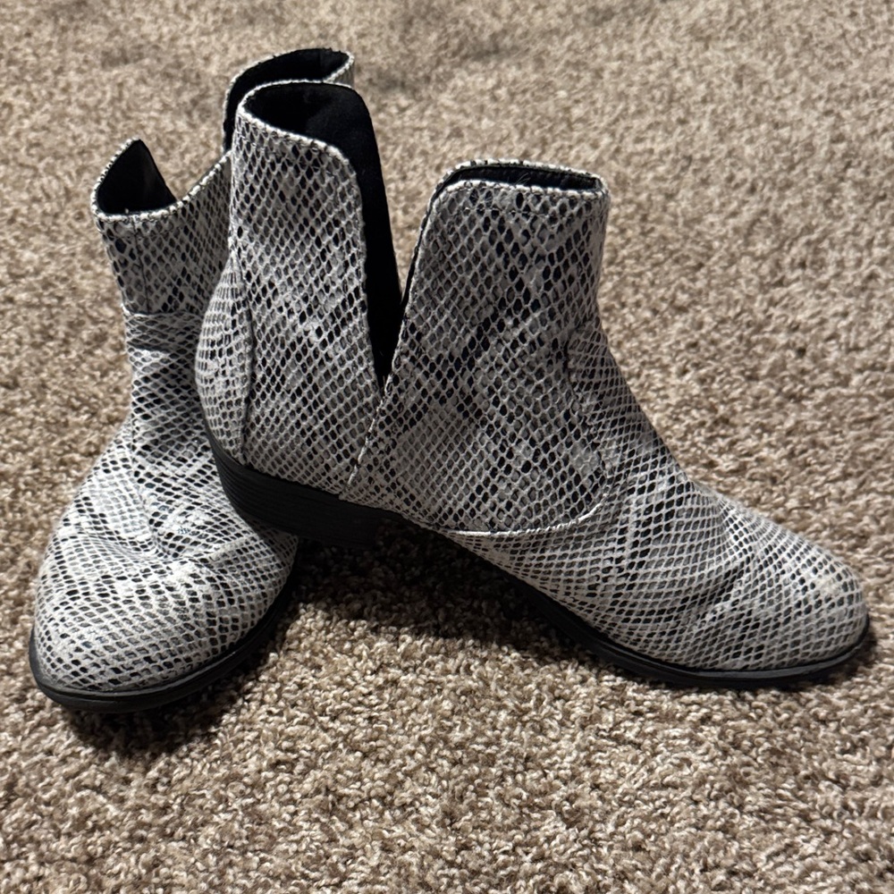 True Craft Tessa Black and White Snake Print Ankle Boots (8M) - EUC!